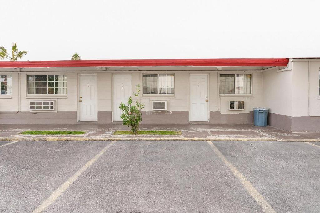 Oyo Gateway Motel Las Vegas North Strip/Fremont St. Area Екстериор снимка