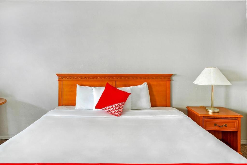 Oyo Gateway Motel Las Vegas North Strip/Fremont St. Area Екстериор снимка