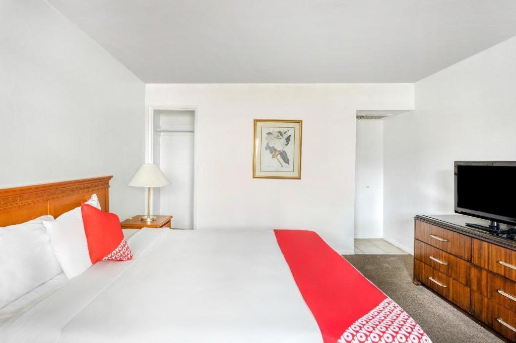 Oyo Gateway Motel Las Vegas North Strip/Fremont St. Area Екстериор снимка