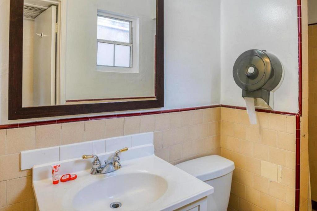 Oyo Gateway Motel Las Vegas North Strip/Fremont St. Area Екстериор снимка