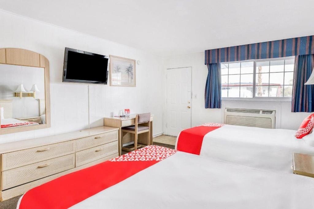 Oyo Gateway Motel Las Vegas North Strip/Fremont St. Area Екстериор снимка