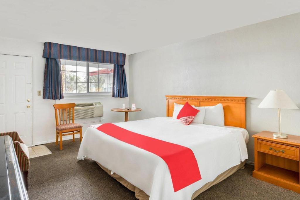 Oyo Gateway Motel Las Vegas North Strip/Fremont St. Area Екстериор снимка
