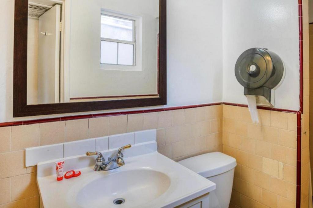 Oyo Gateway Motel Las Vegas North Strip/Fremont St. Area Екстериор снимка