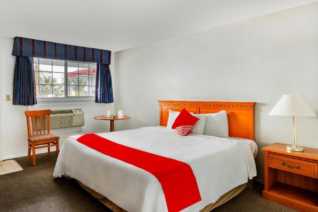 Oyo Gateway Motel Las Vegas North Strip/Fremont St. Area Екстериор снимка